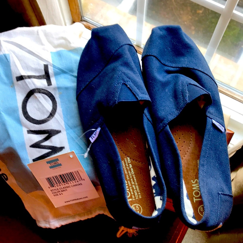 Men’s TOMS shoes Navy blue size 8.5 NWT